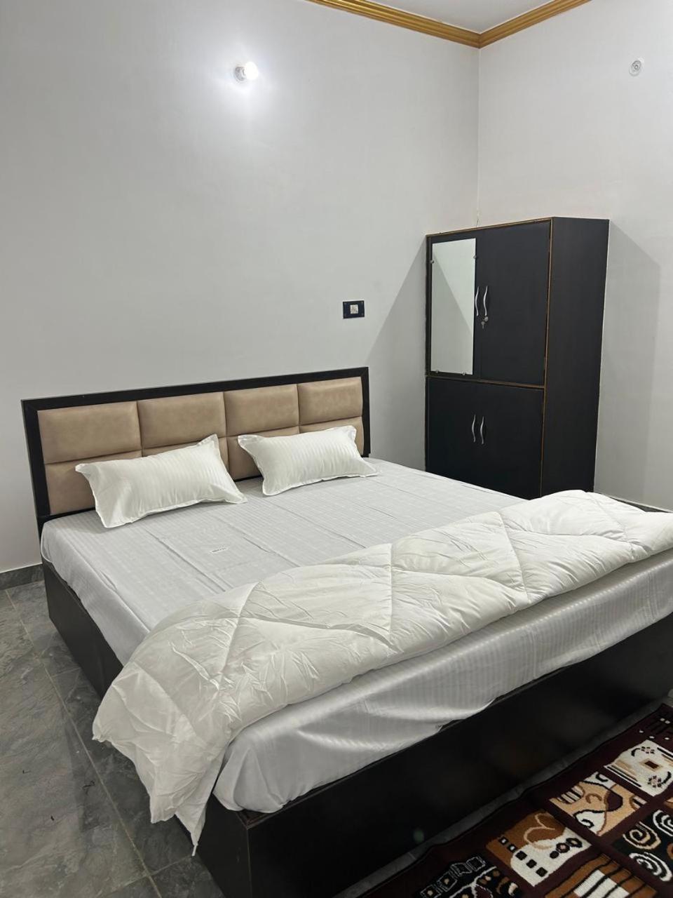 Shri Narayanam Guest House And Home Stay Ayodhya エクステリア 写真